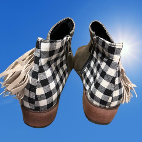 💗HOST PICK💗 Distressed Plaid & Fringe Bootie  4145 NWT Boutique - Picture 4 of 9